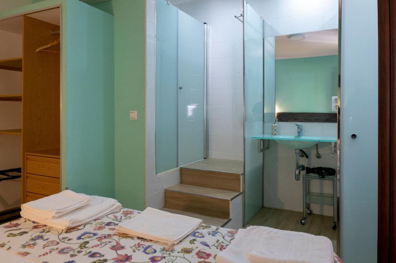 Chambre Lit Queen-Size avec Salle de Bains Privative
